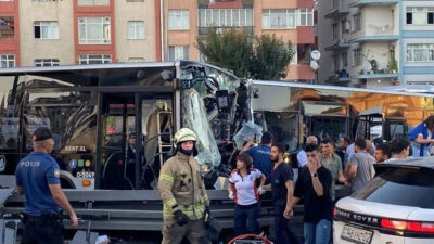 Avcılar’da iki metrobüs çarpıştı