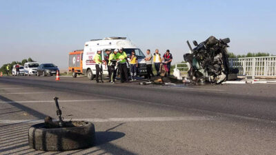 Otomobil köprü bariyerine çarptı: 3 ölü, 1 yaralı