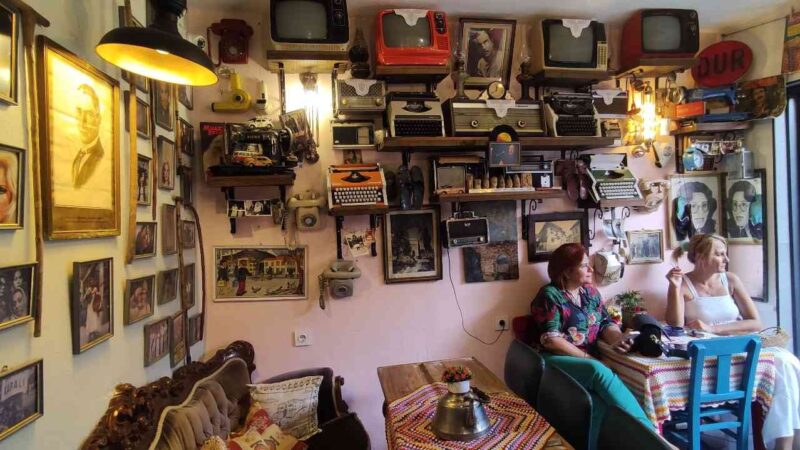 Bu kafeye gelenler 40 yıl öncesine yolculuk yapıyor Bursa’da tarihi Tophane semtinde hobi olarak açılan kafe müşterilerini 40