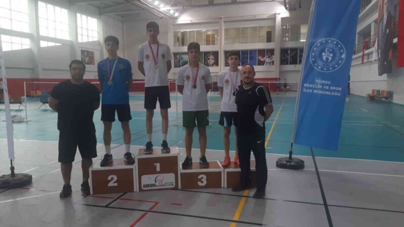 Bursa Büyükşehir Belediyesporlu badmintonculardan 13 madalya 29-31 Ağustos 2022 tarihleri arasında gerçekleştirilen 17 Yaş Altı Badminton