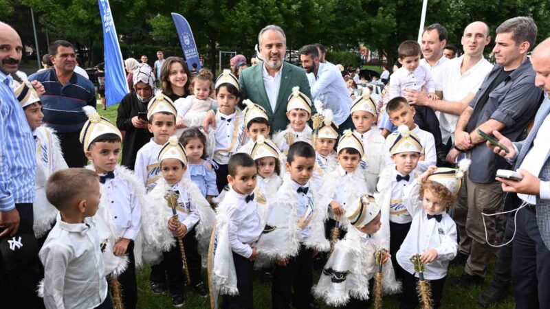 Büyükşehir’den Merinos’ta sünnet şöleni Bursa Büyükşehir Belediyesi’nin pandemi nedeniyle iki yıldır yapılamayan geleneksel sünnet