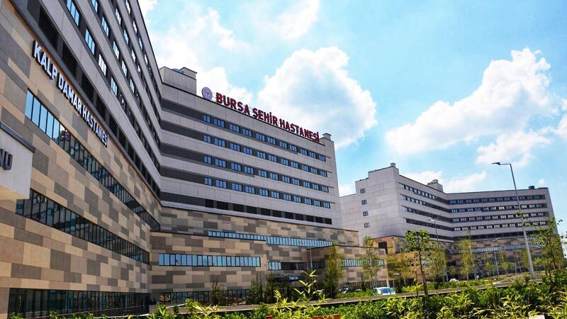 Bursa Şehir Hastanesi’nden yeni başarı Bursa Şehir Hastanesi’nde 80 yaşındaki bir hastanın mitral kalp kapakçığı