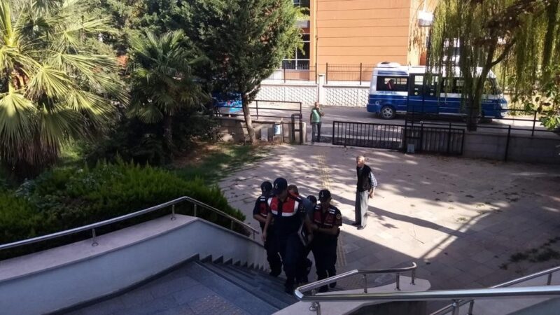 Bursa’da kenevir tarlasına baskın Bursa’da jandarma ekipleri kenevir yetiştirildiği belirlenen tarlaya baskın yaptı. 81
