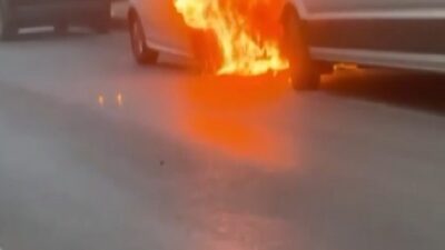 Bursa’da park halindeki 2 otomobil alev alev yandı