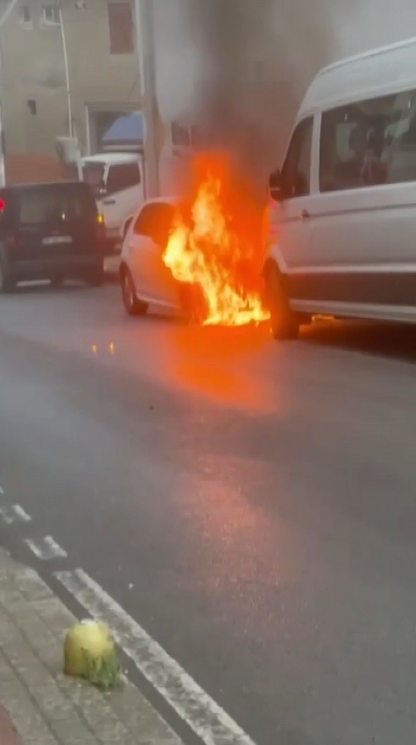 Bursa’da park halindeki 2 otomobil alev alev yandı