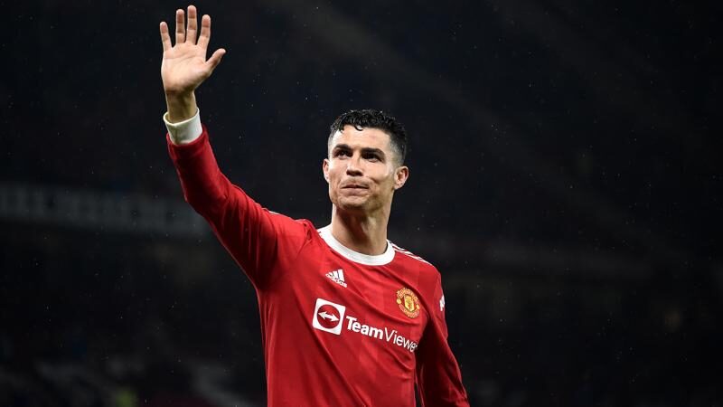 Flaş Ronaldo iddiası! 242 milyon Euro’luk teklifi reddetti CNN Portekiz televizyonu, İngiltere'nin Manchester United takımında forma giyen Cristiano