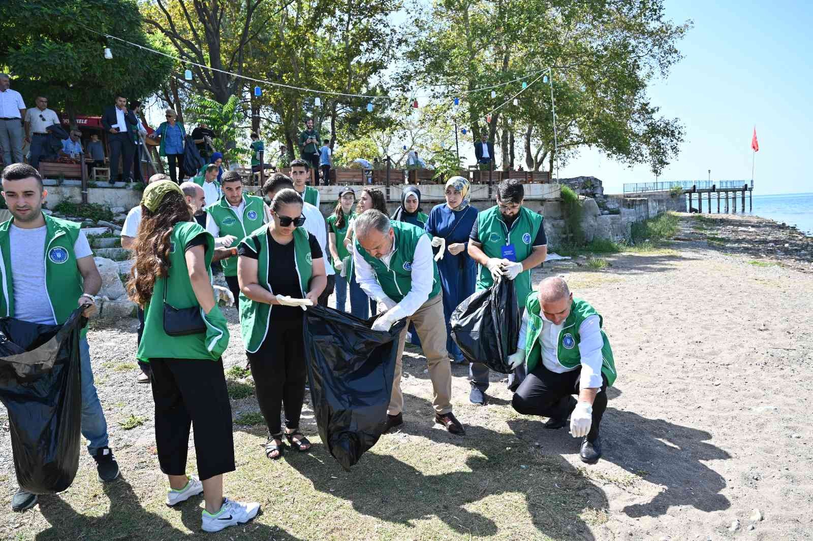 Daha temiz bir çevre için çöp topladılar Daha temiz bir çevre için çöp topladılar