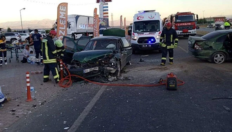 Lastiği patlayan otomobil dehşet saçtı! 1 bebek öldü, 9 kişi yaralandı Lastiği patlayan otomobil dehşet saçtı! 1 bebek öldü, 9 kişi yaralandı
