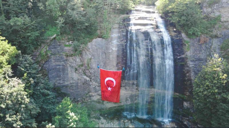 Dev Türk Bayrağı Suuçtu’nun güzelliğine güzellik kattı Bursa’nın Mustafakemalpaşa İlçesi’nin kurtuluşunun 100.yılında dağcılar tarafından 38 metre yüksekliğe