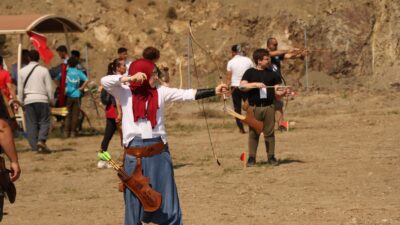 Geleneksel okçuluk tutkunları Gürsu Adrenalin Park’ta hedefe kilitlendi