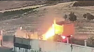 Hafriyat kamyonuna çarpan otomobil alev aldı; kaza kamerada