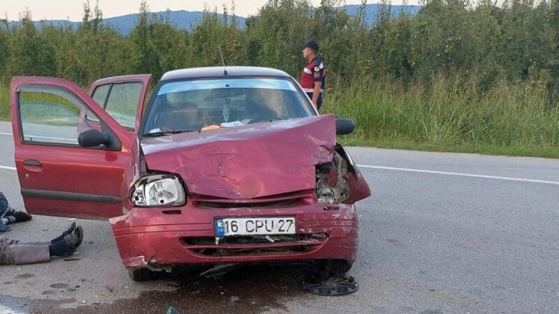 Bursa’da iki otomobilin çarpışması sonucu 4 kişi yaralandı
