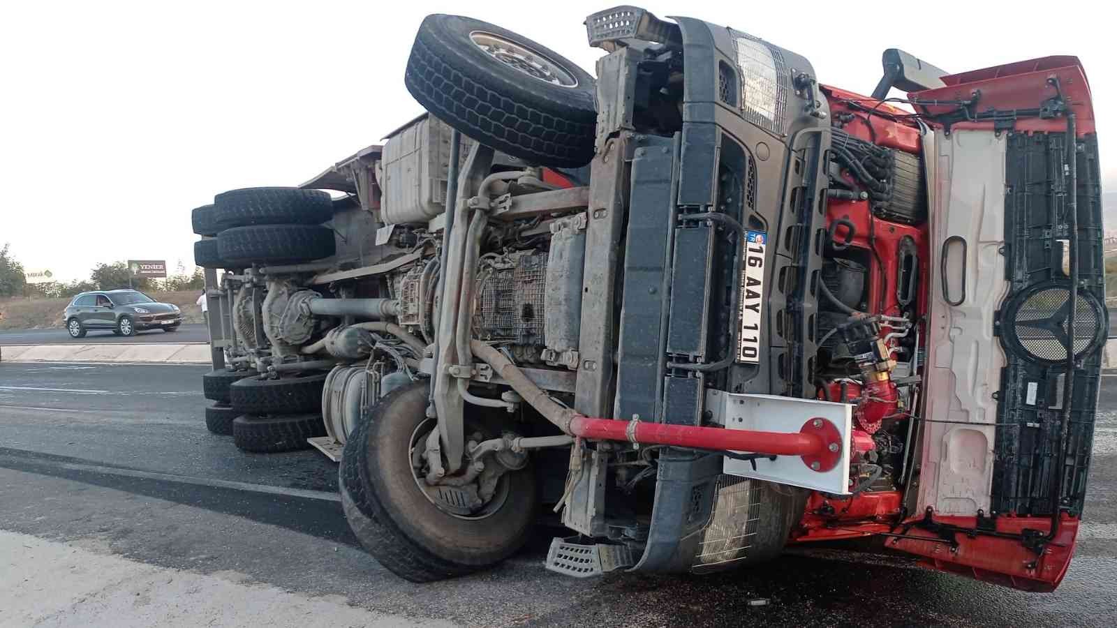 Bursa’da itfaiye aracı devrildi, 3 itfaiye eri yaralandı