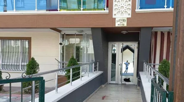 Ablasının erkek arkadaşı ile aynı evde yaşadığını duyunca dehşet saçtı