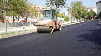 Karacabey’de sıra asfaltlama çalışmalarına geldi