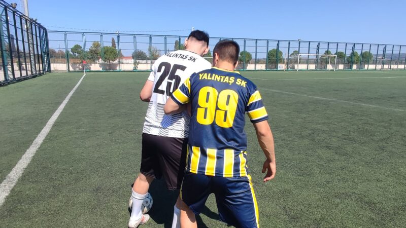 Yalıntaş Gençlikspor, formalarını getirmeyi unutan 1922 Mütarekespor'a yedek forma setini