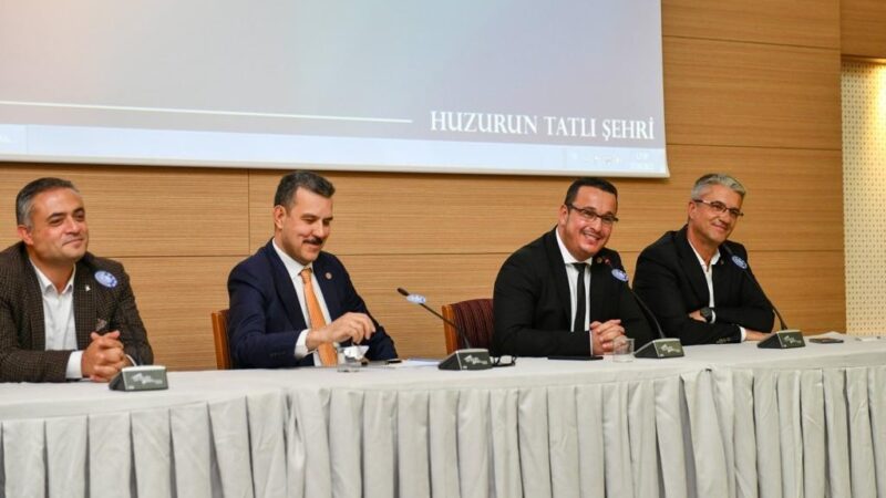Mustafakemalpaşa’ya yeni yatırımlar Mustafakemalpaşa Belediyesi tarafından düzenlenen basın toplantısında hem 3 yıllık icraatlar