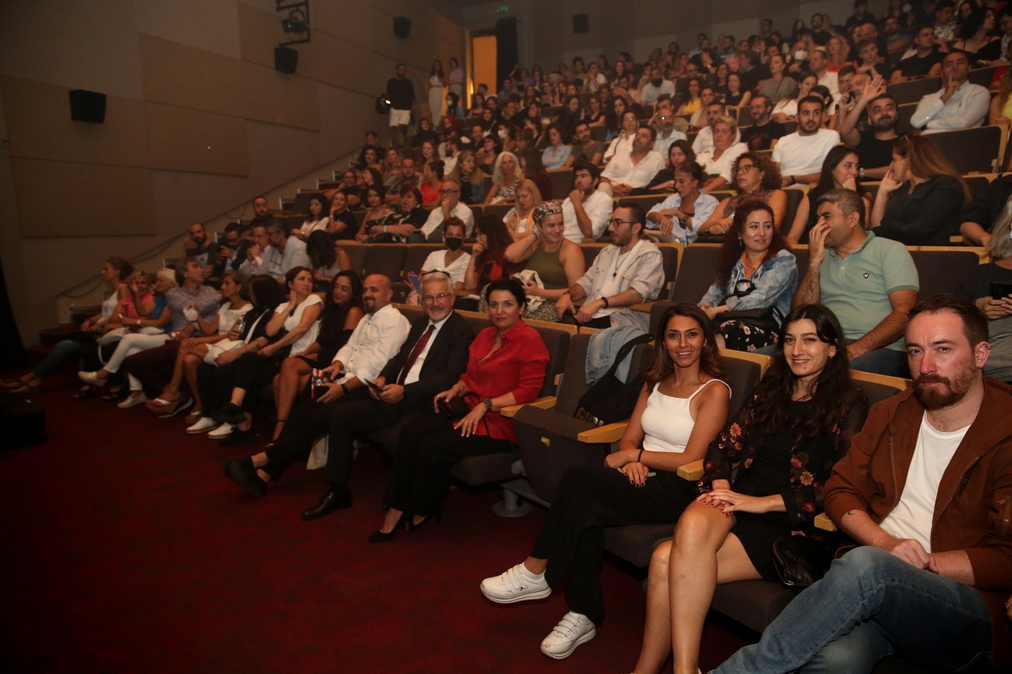 nilufer kent tiyatrosu yeni sezonu 1984 ile acti 03db1d9