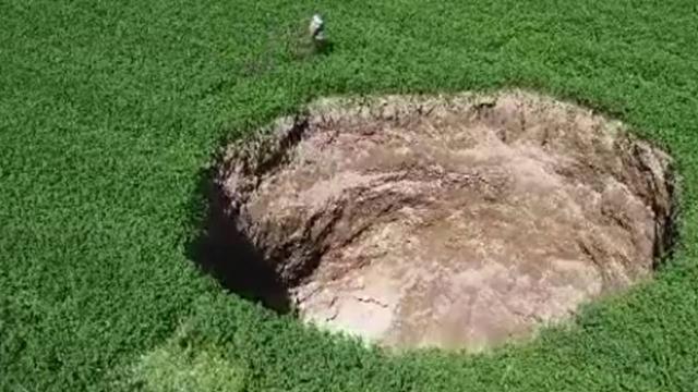 Konya’da 25 metre derinliğinde obruk oluştu