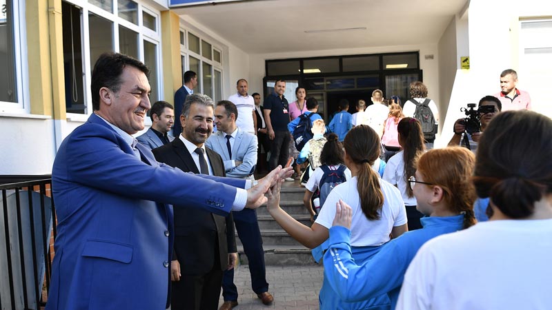 Başkan Dündar, öğrencileri yalnız bırakmadı