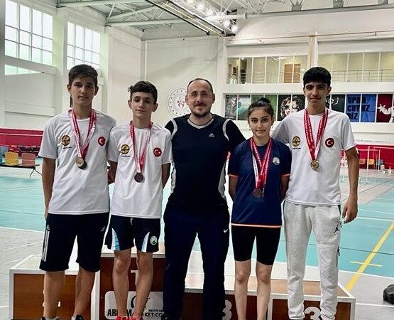 Osmangazili yıldızlar madalyaya doymuyor Osmangazi Belediyespor Badminton Takımı sporcuları, 17 Yaş Altı Badminton Bursa