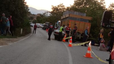 Bursa’da otomobil kamyona arkadan çarptı: 1 ölü, 1 yaralı