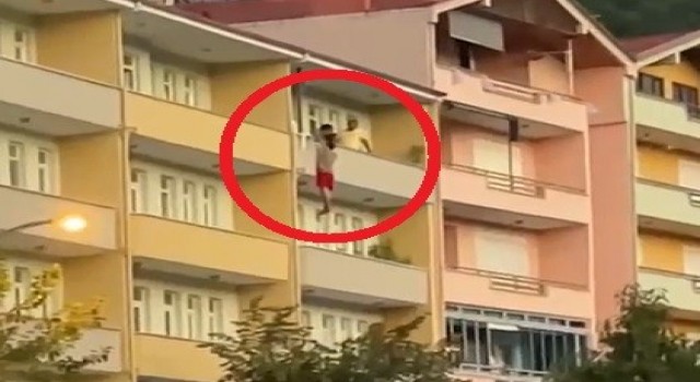 Balkondan kendini atan genç hastanede hayatını kaybetti