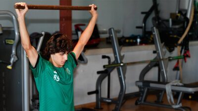 Timsah ara vermedi! Salonda çalıştılar