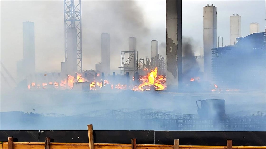 Fabrika inşaatında yangın