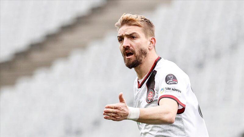 Spor Toto Süper Lig ekiplerinden VavaCars Fatih Karagümrük'ün deneyimli futbolcusu