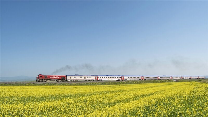 Yerli ve yabancı turistlerin büyük ilgi gösterdiği Turistik Doğu Ekspresi,