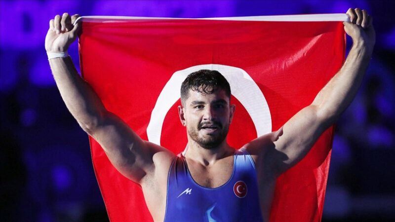 Sırbistan'da düzenlenen Dünya Güreş Şampiyonası'nda milli sporcu Taha Akgül, altın