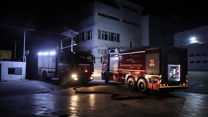 Bursa'nın Nilüfer ilçesinde, lüks araç firmasının bakım servisinde çıkan yangın
