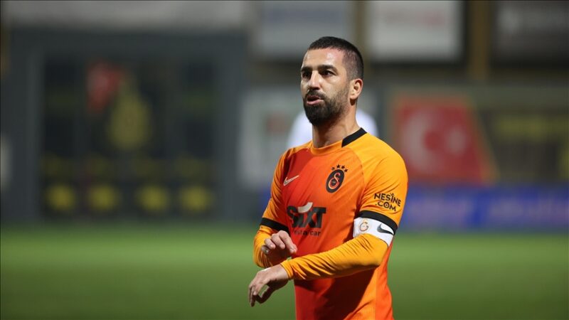Galatasaray Sportif AŞ Başkan Vekili Erden Timur, futbolu bırakan eski