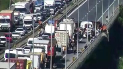 TIR devrildi, trafik aksadı