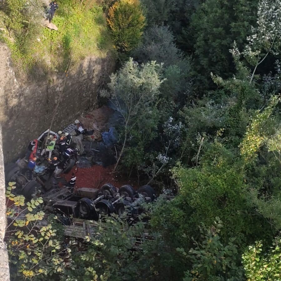 Bursa’da tır viyadükten dereye uçtu: 1 ölü 1 ağır yaralı