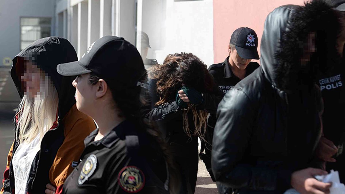 E-ticaret sitesi üzerinden dev vurgun! Yüzlerce kişiyi tuzağa düşürdüler, 15 milyon dolandırdılar E-ticaret sitesi üzerinden dev vurgun! Yüzlerce kişiyi tuzağa düşürdüler, 15 milyon dolandırdılar