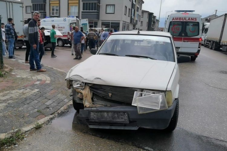 Bursa’da düğüne gidenlerin bulunduğu araç otomobille çarpıştı