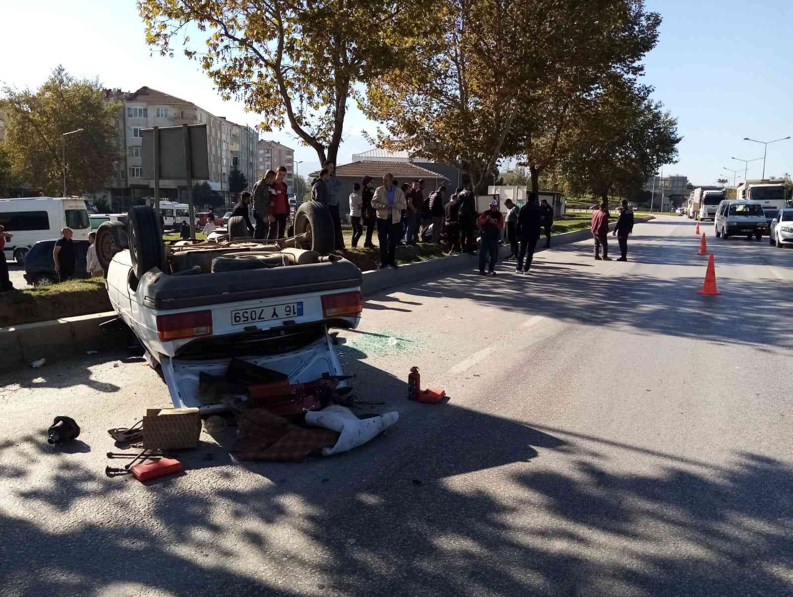 Bursa’da ehliyetsiz sürücünün kullandığı otomobil takla attı