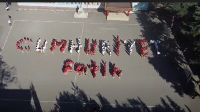 Yer: Bursa… 300 öğrenci ile Cumhuriyet yazdılar