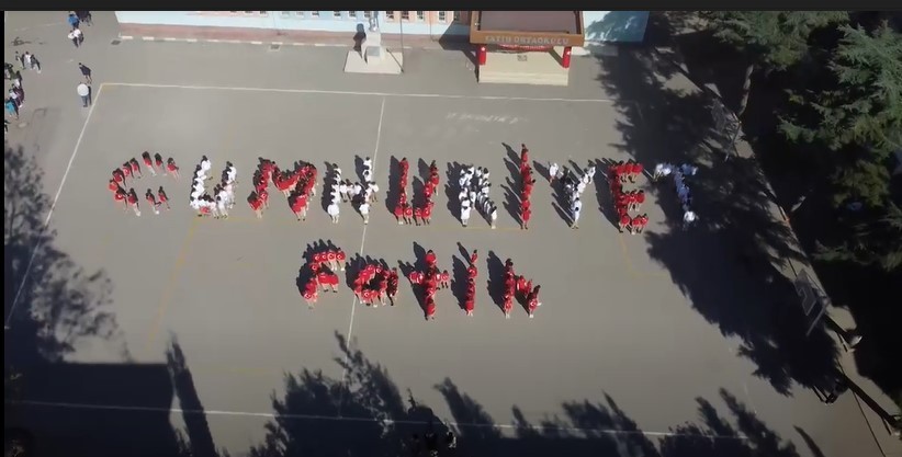 Yer: Bursa… 300 öğrenci ile Cumhuriyet yazdılar Yer: Bursa… 300 öğrenci ile Cumhuriyet yazdılar