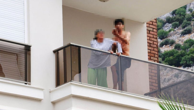 Annesini metal çubukla dövdü! Balkondan atmak istedi!