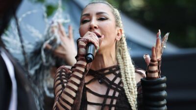 Hande Yener korkuttu! Şarkı söylerken bir anda bayıldı