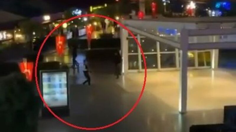 Bursa'nın merkez Nilüfer ilçesindeki bir alışveriş merkezinde silahlı kavga yaşandı.