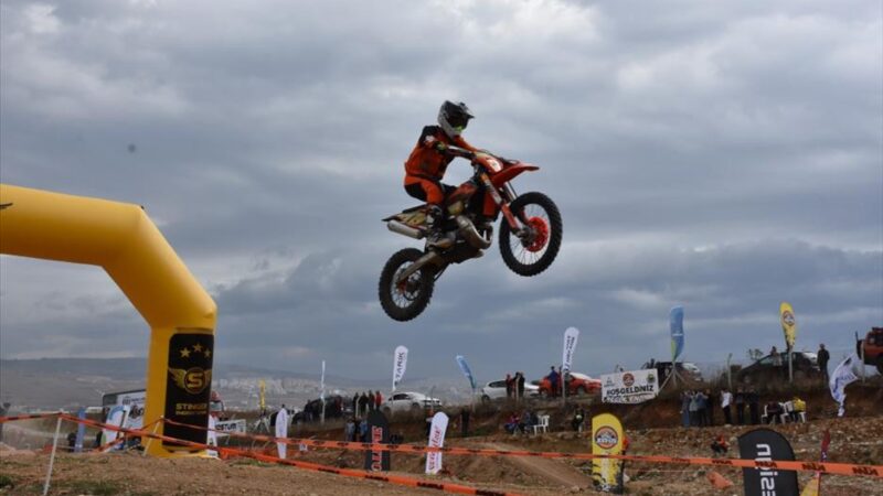 Bursa’da nefes kesen şov İnegöl Belediyesi, şehirdeki enduro tutkunu motosikletçilerle birlikte 2 gün süren
