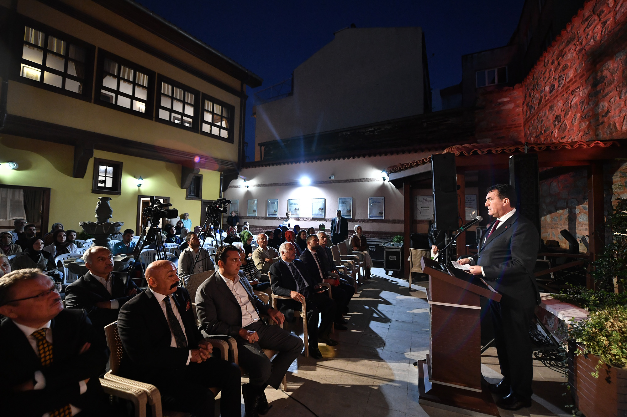 Tarihi doku ile kitap kokusu Şadırvanlı Han’da birleşiyor