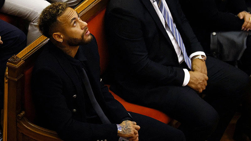 Brezilyalı futbolcu Neymar, 2013 yılında Brezilya'nın Santos Kulübünden İspanya'nın Barcelona