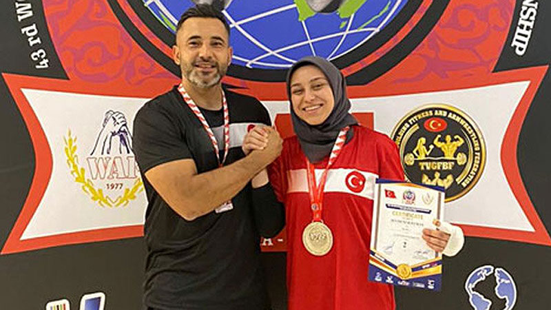 Parmağı kırıldı, bileği bükülmedi Denizlili bilek güreşi sporcusu Sevdenur Elmas, 43. Dünya Bilek Güreşi
