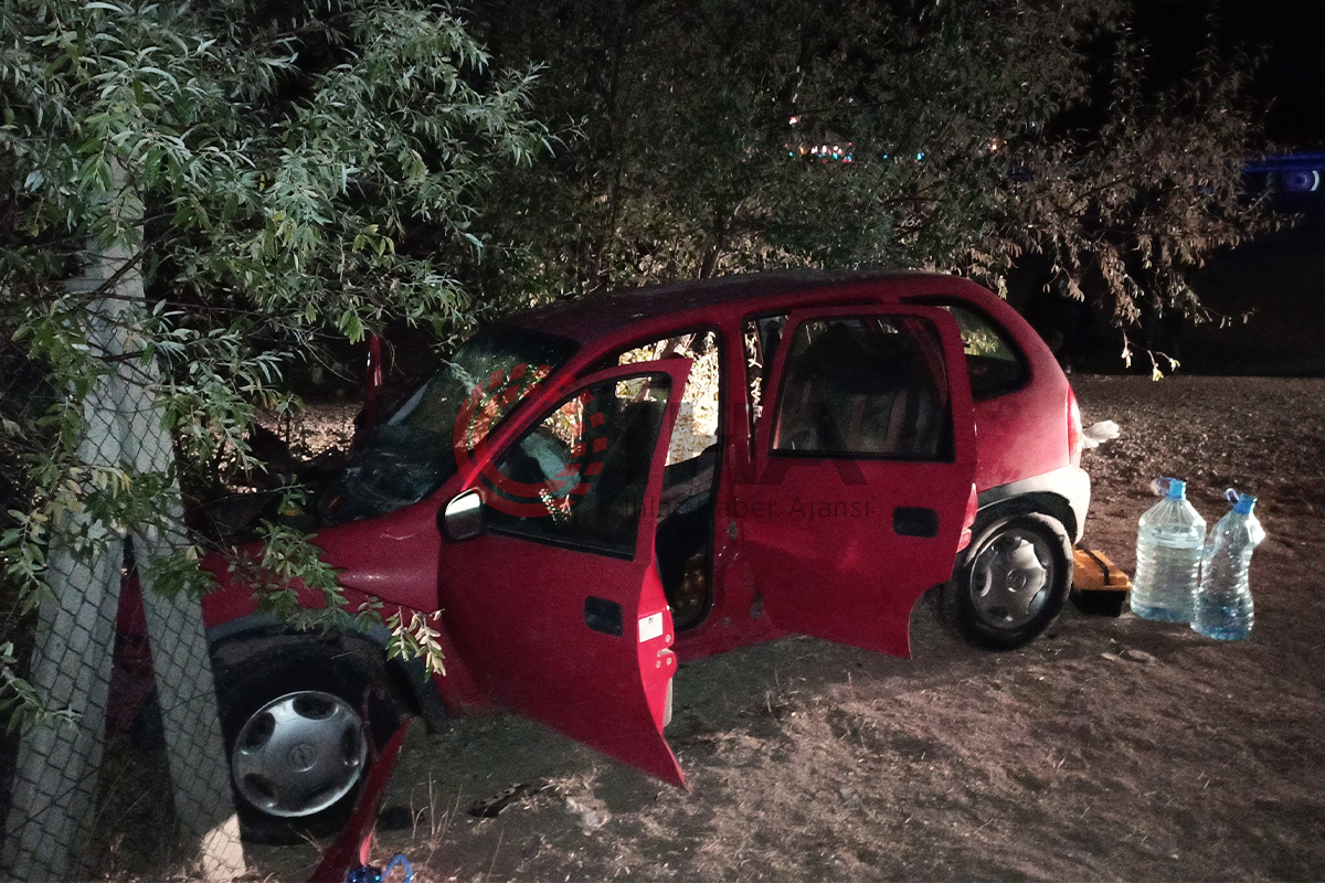 Traktöre çarparak yoldan çıktı: 3’ü ağır 6 yaralı