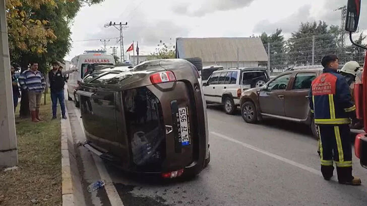 Direksiyon hakimiyetini kaybeden sürücü park halindeki araçlara çarptı